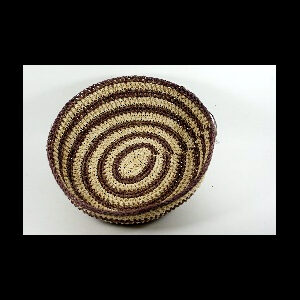 Canasta tejida Waorani lineas circulares marrón oscuro