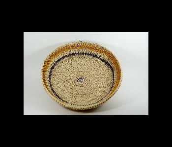 Canasta tejida Waorani borde amarillo y línea marrón oscuro