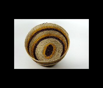 Canasta tejida Waorani natural con circulos marrones