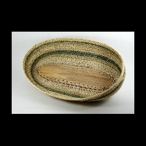 Canasta ovalada con base de madera natural líneas marrón claro y oscuro