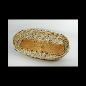 Canasta ovalada con base de madera natural líneas verde claro y oscuro