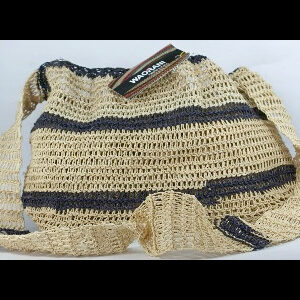 Bolso Waorani tejido con tirante tono natural y líneas gris oscuro