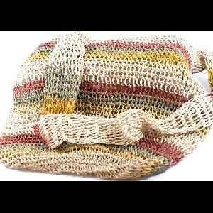 Bolso Waorani tejido con tirante tono natural y líneas verdes rojo amarillo