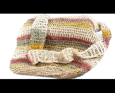 Bolso Waorani tejido con tirante tono natural y líneas verdes rojo amarillo
