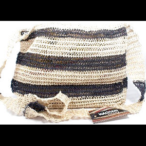 Bolso Waorani tejido con tirante tono natural y líneas gruesas gris oscuro