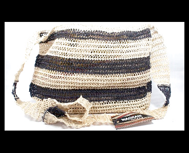 Bolso Waorani tejido con tirante tono natural y líneas gruesas gris oscuro