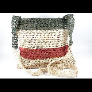 Bolso Waorani tejido con tirante tono natural y bandas verde y roja