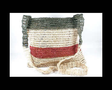 Bolso Waorani tejido con tirante tono natural y bandas verde y roja