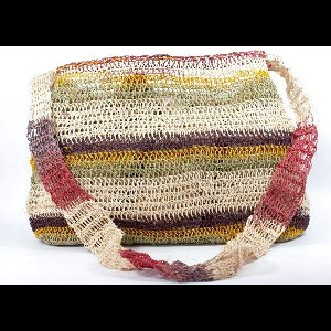 Bolso Waorani tejido con tirante tono natural y bandas verde amarillo y marrón