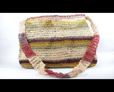 Bolso Waorani tejido con tirante tono natural y bandas verde amarillo y marrón