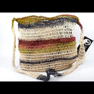 Bolso Waorani tejido con tirante tono natural y líneas gris verde amarillo y rojo